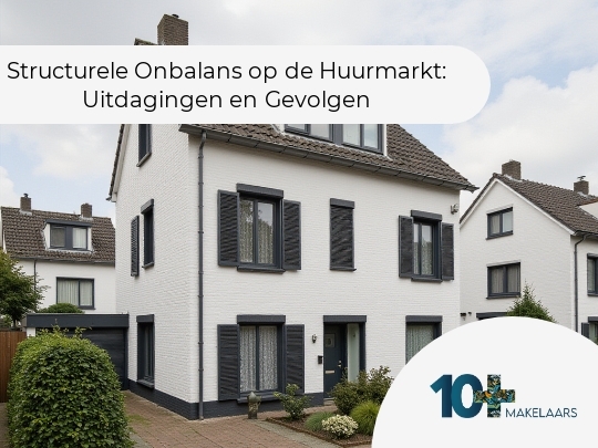 Wit bakstenen huis met een bruin pannendak en donkere raamluiken, gelegen in een rustige woonwijk. Er is een klein voortuintje met struiken en tegels, omgeven door soortgelijke huizen. De lucht is licht bewolkt.</alttext