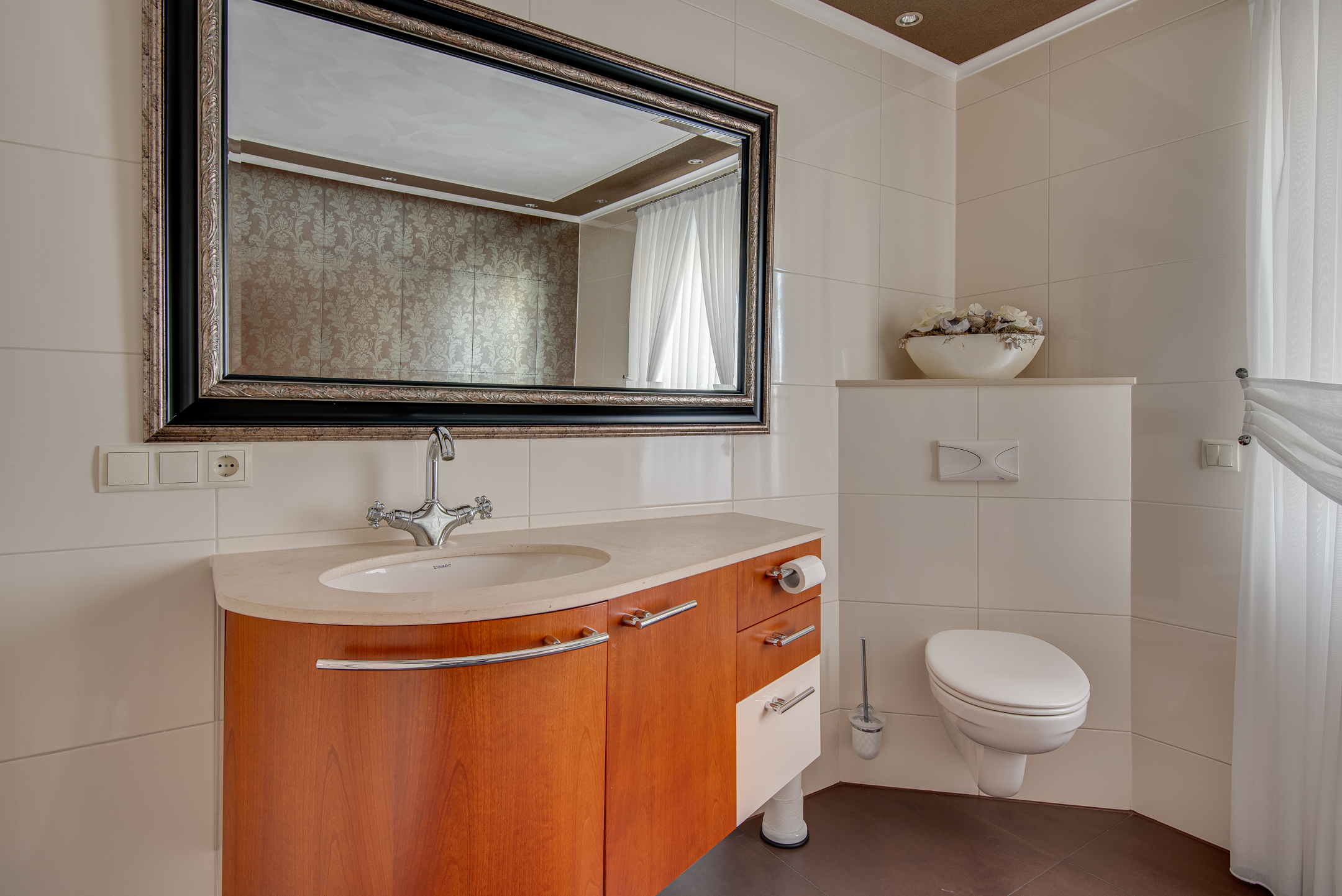 8 Rooms Rooms,3 BathroomsBathrooms,Woonhuis,Te Koop,1043